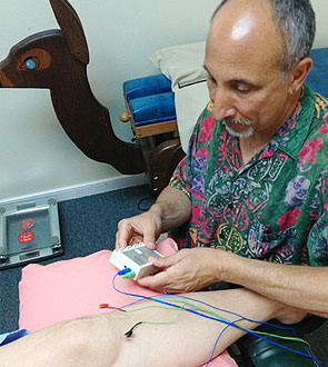 Man giving acupuncture trement